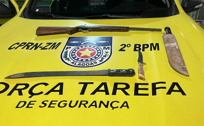 2º BPM apreendeu uma espingarda artesanal, dois facões e uma faca em Branquinha