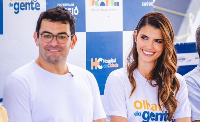 Prefeito André Almeida e Marina Candia, durante triagem para cirurgias de catarata em Mar Vermelho