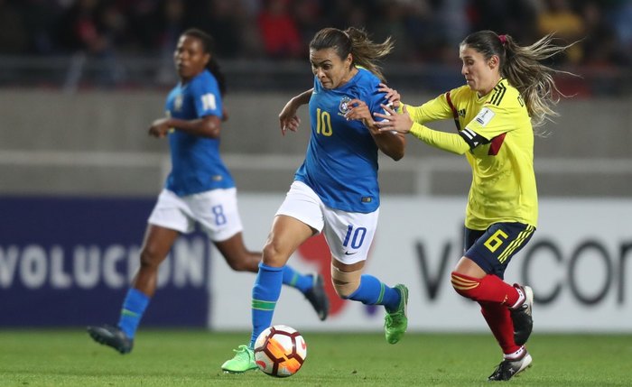 Marta volta a treinar no campo a cinco dias da estreia na Copa