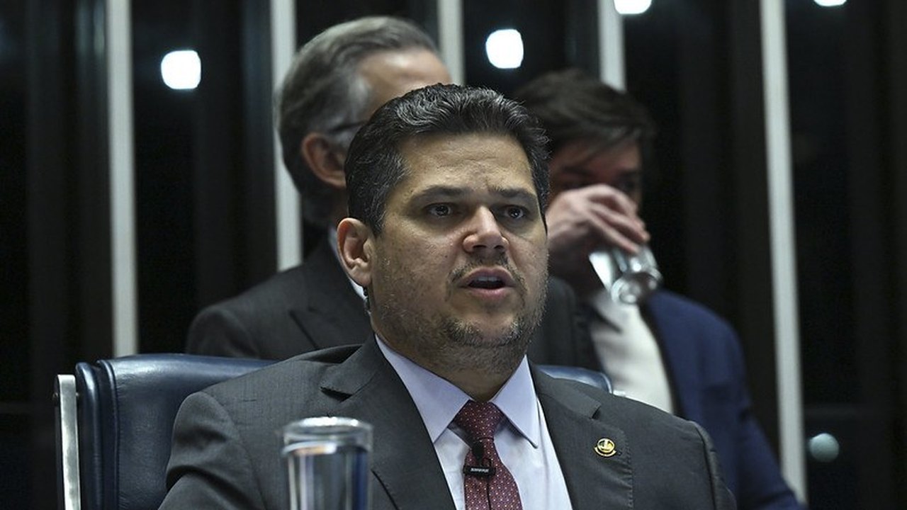 Fim da escala 6x1: Alcolumbre pede estudo a assessoria do Senado para possíveis alterações em PEC