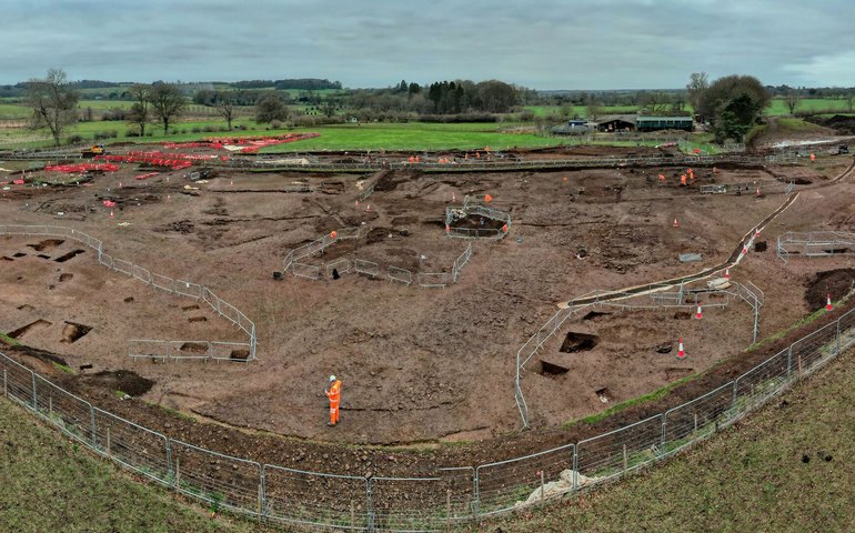 Joia medieval de vidro com Cristo crucificado é encontrada em escavação no Reino Unido