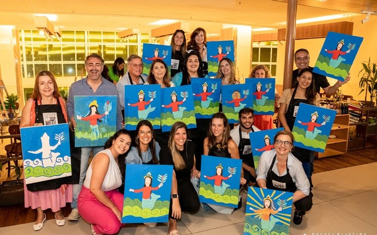 Sereia da Pajuçara inspira oficina de pintura em tela