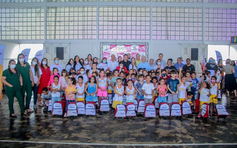 Estudantes de escolas da Prefeitura de Penedo recebem material escolar e Bolsa Auxílio Permanência