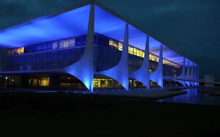 ‼ Homem tenta invadir Palácio do Planalto e é atingido por tiros de borracha