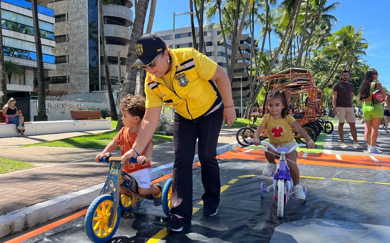DMTT leva educação de trânsito para a orla de Maceió