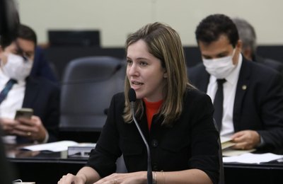 Cibele Moura comemora distribuição dos kits de higiene íntima para alunas da rede estadual de educação