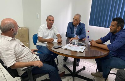 Prefeito de Anadia e deputado Galba Novaes participam de reunião no Iteral 