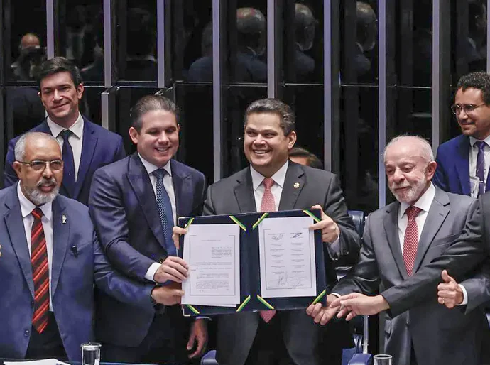 Alcolumbre homenageia Paim no fim da 6x1; entenda motivo