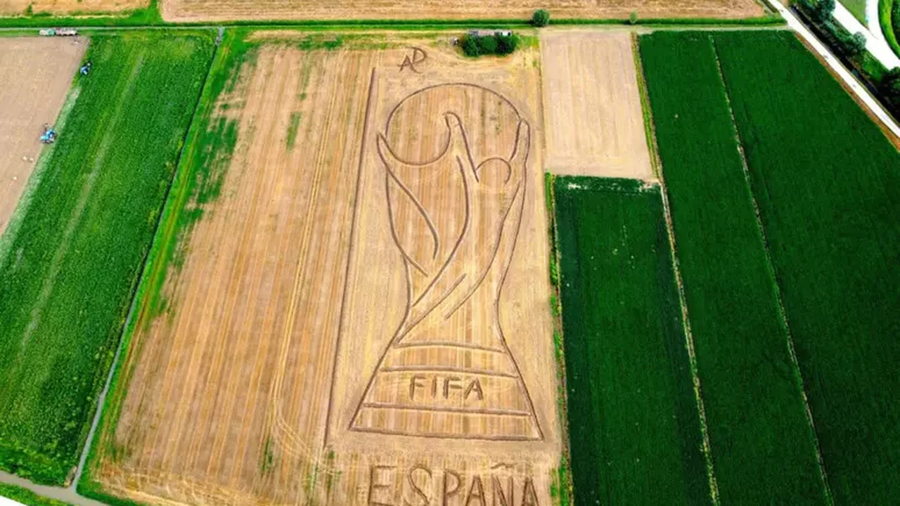 Artista homenageia título da Espanha na Copa com obra gigante em plantação na Itália