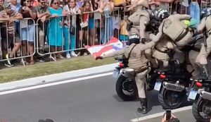PMs caíram de motos durante manobra no desfile de 7 de Setembro em Feira de Santana / Foto: Reprodução