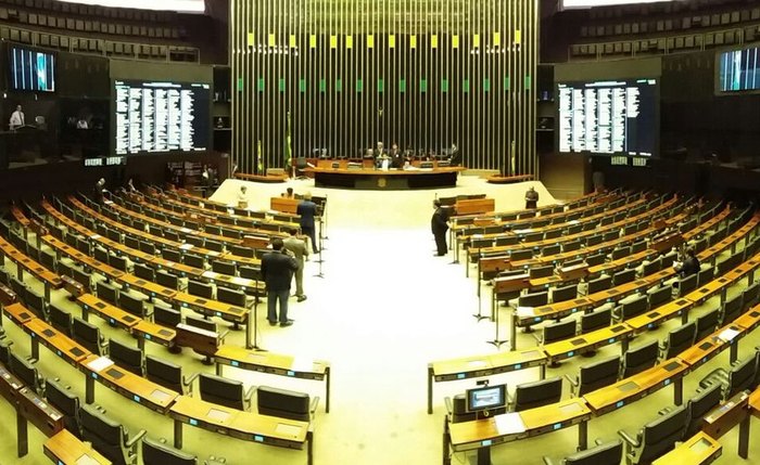 Plenário da Câmara vazio após o início da sessão de julgamento do pedido de cassação da chapa Dilma-Temer no TSE - Foto: Bernardo Caram