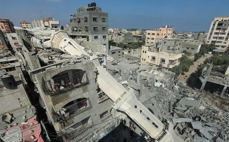 Israel bombardeia centro de Gaza e tanques avançam em Rafah