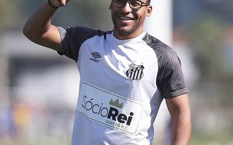Ex-jogador da base do Santos, filho de Pelé também visita o pai no hospital