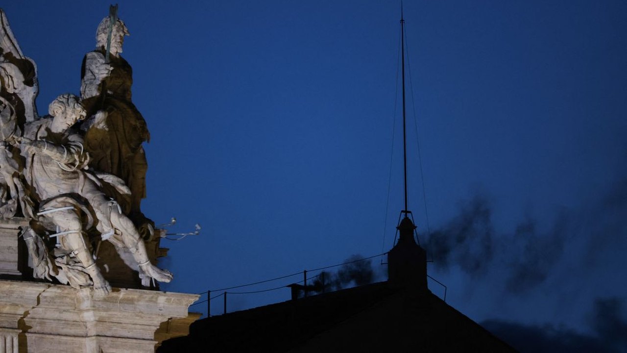 Conclave: na 1ª votação, fumaça preta; novo papa ainda não foi eleito