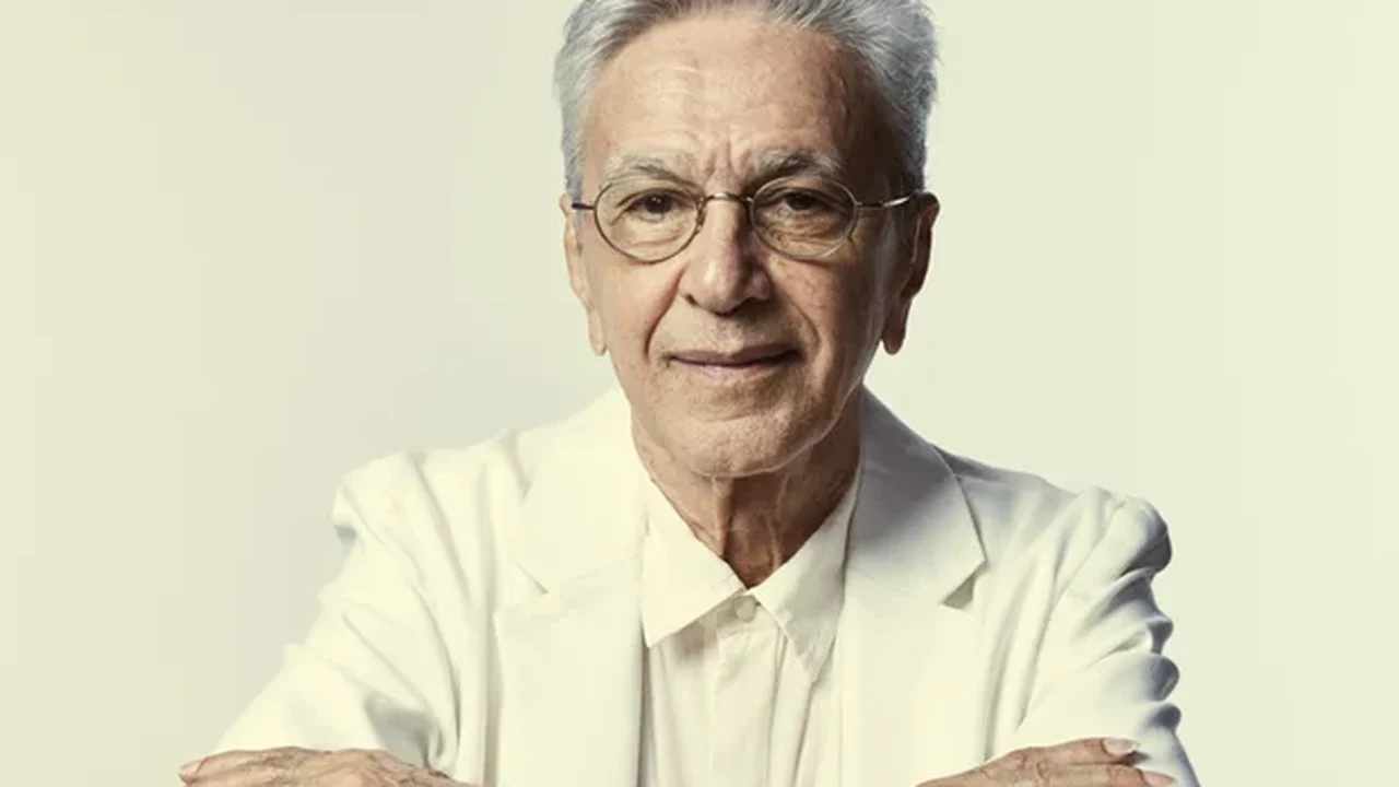 Caetano Veloso se diverte ao lembrar meme por estacionar carro no Leblon: 'O que estava fazendo há 15 anos?'