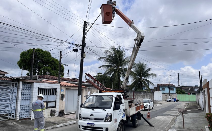 Ilumina inicia modernização de rede elétrica em loteamento no Antares e ruas do Farol