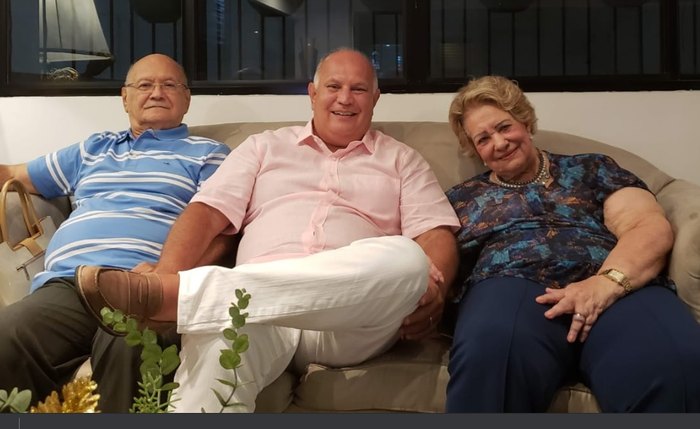 Jairon Maia Fernandes ao lado do filho Fernando Baltar (centro) e da esposa Maria das Neves Baltar Maia Fernandes