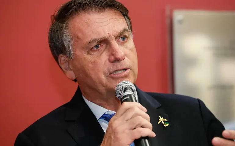 Na prisão, Bolsonaro recusa comida da PF e recebe refeições levadas por familiares