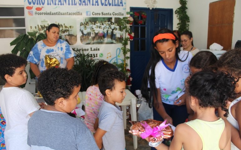 Secretaria de Economia realiza ação de Natal e presenteia crianças do coro infantil Santa Cecília