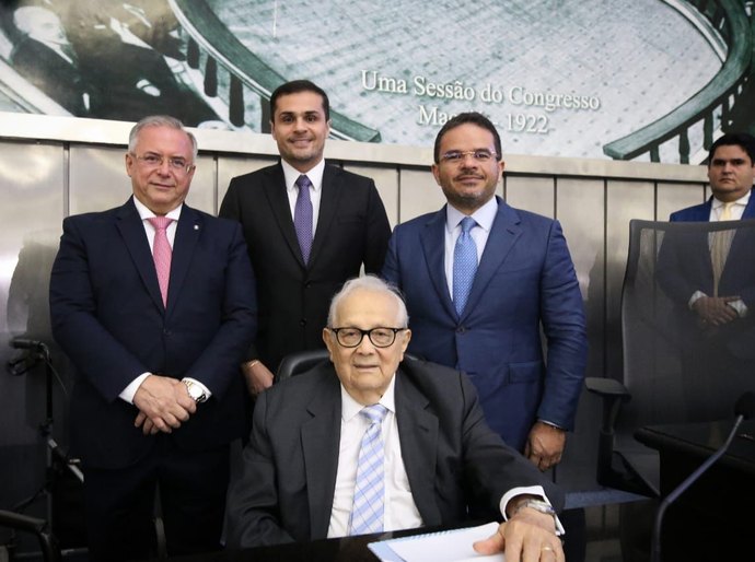 Deputado Alexandre Ayres entrega Comenda Omar Coêlho de Mello ao jurista Marcos Bernardes e ao desembargador Fábio Ferrario