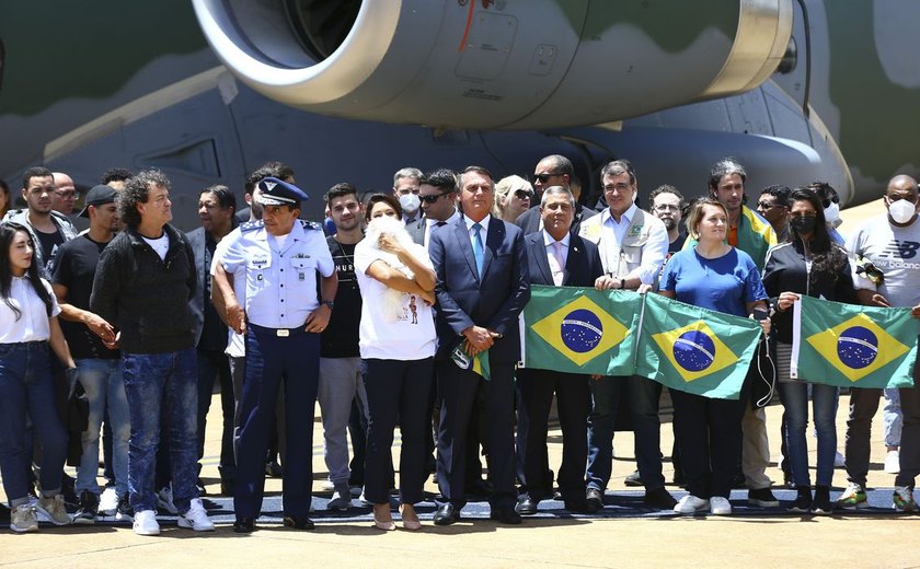 Brasil recebe grupo vindo da Polônia em aviões da FAB