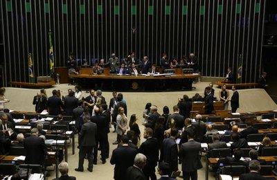 Câmara rejeita PEC que criava “distritão” para eleições de 2018