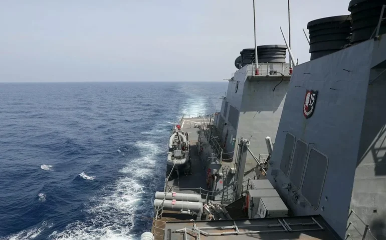 Tropas militares da China dizem ter seguido e monitorado navio dos EUA no estreito de Taiwan