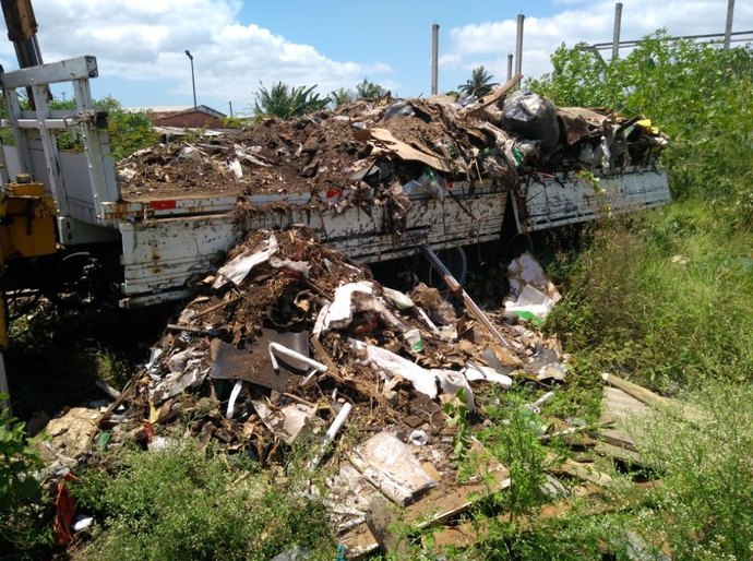 Agentes flagram veículo fazendo descarte irregular na Via Expressa