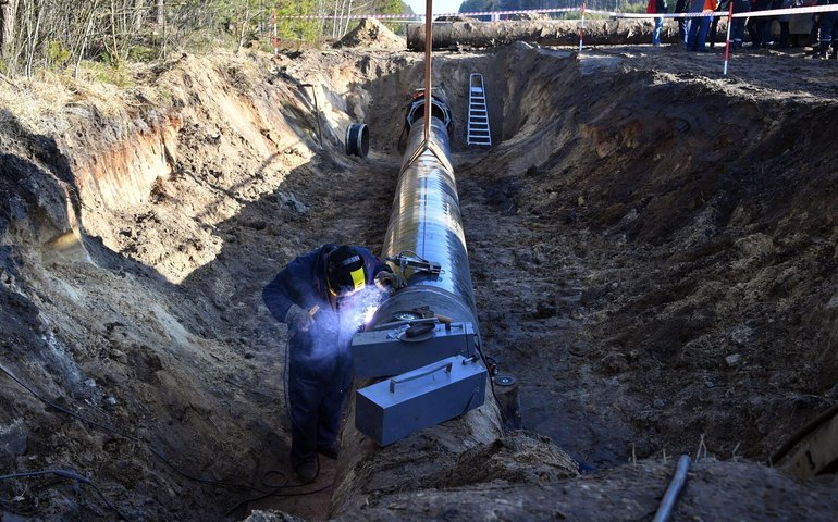 Kiev intensifica pressão energética sobre Hungria em meio à crise do petróleo, aponta analista