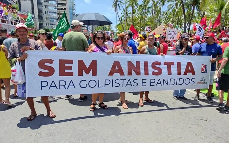 Manifestantes vão às ruas em Maceió contra PEC da Blindagem e anistia; protestos acontecem em outras capitais