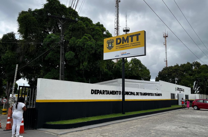 DMTT realiza entrega domiciliar de placas perdidas durante as chuvas em Maceió