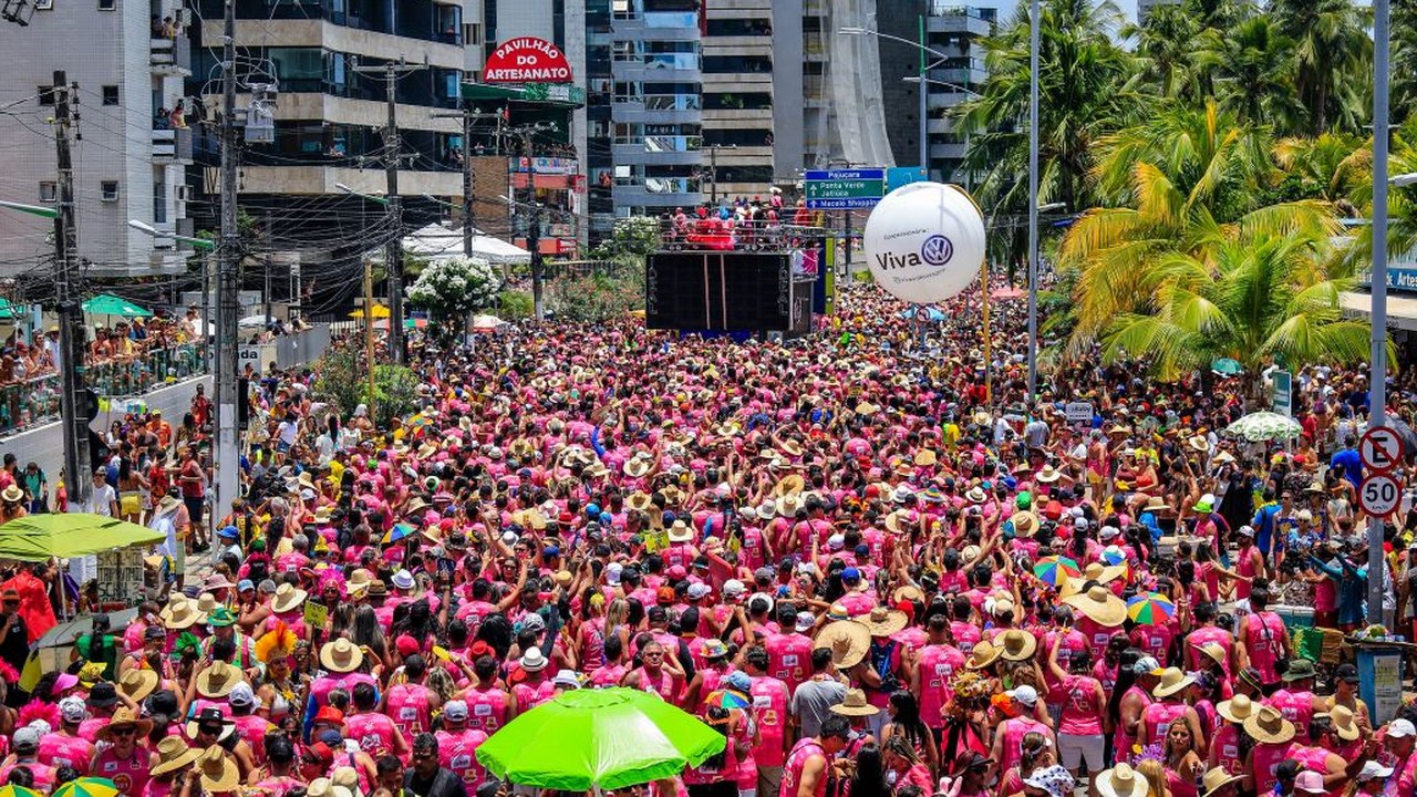 Foliões lotam orla de Maceió para aproveitar prévias carnavalescas