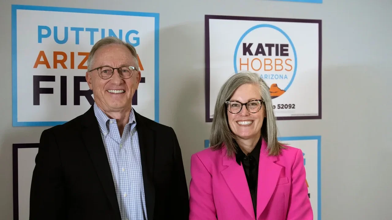 Governadora democrata do Arizona, Katie Hobbs, escolheu o ex-prefeito republicano John Giles como seu companheiro de chapa.