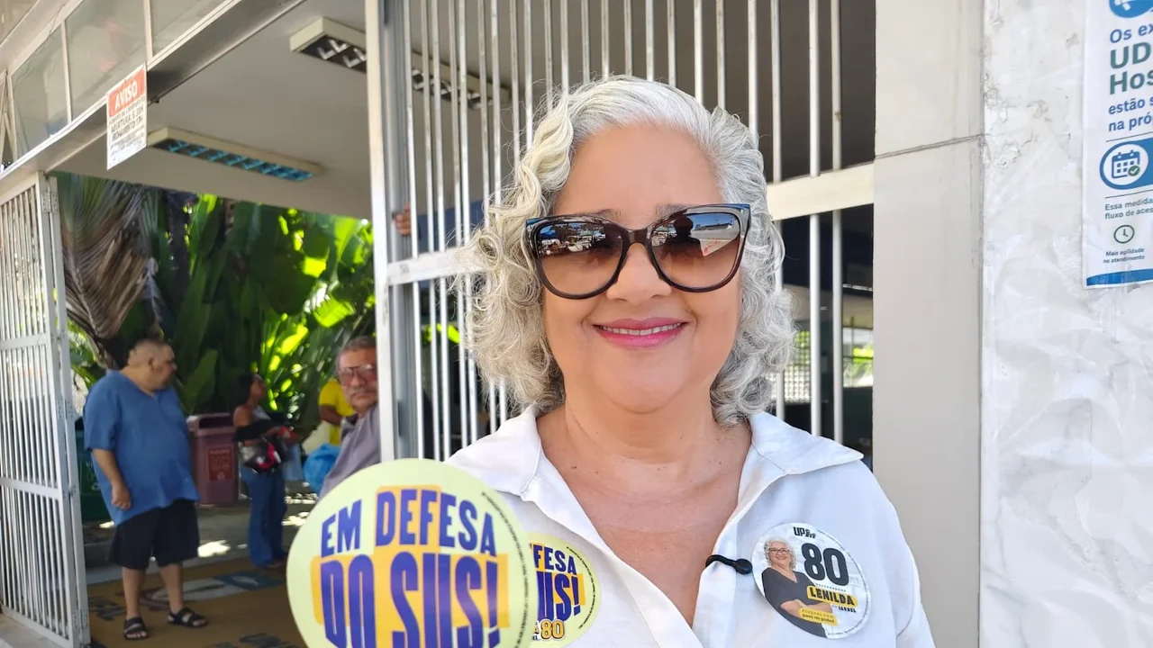 Lenilda Luna defende SUS 100% público e gratuito durante panfletagem no Hospital Universitário