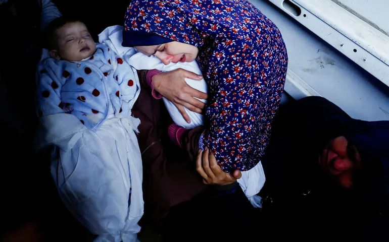 Pai descobre que filhos gêmeos de quatro dias foram mortos em Gaza por ataque israelense enquanto ele registrava os bebês