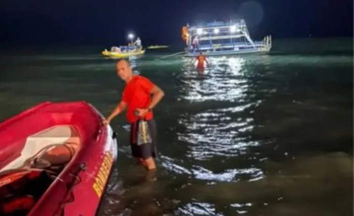 Bombeiro atuando no acidente com uma jangada na Ponta Verde