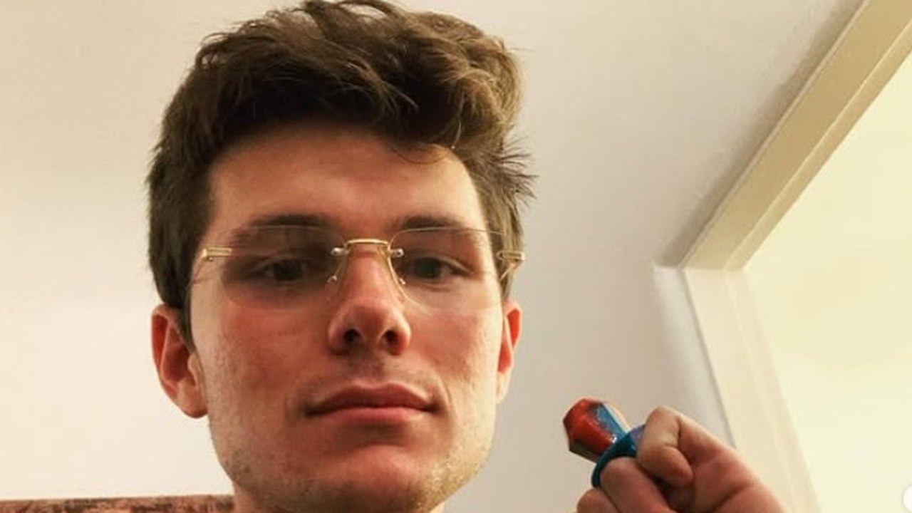 Ator de 'O diário de um banana' faz 28 anos e surge irreconhecível nas redes sociais