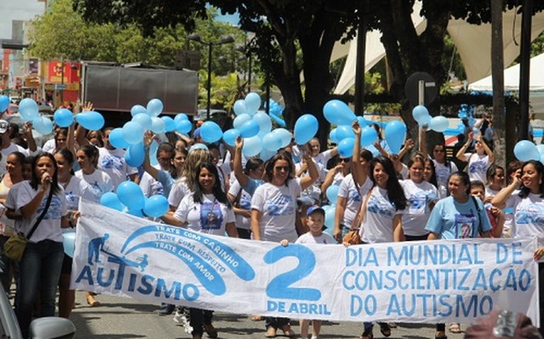 Autismo: Carnaval do Trate põe mais alegria no Garden Shopping em Arapiraca
