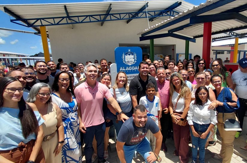 Vereador Allan Pierre recebe carinho de alunos e diz que sonho virou realidade com a nova Escola José Maria de Melo, no Benedito Bentes