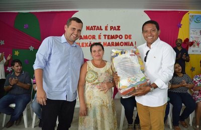 Prefeitura de Palmeira e Estado entregam 374 cestas de alimentos a gestantes e nutrizes