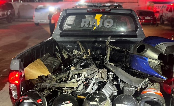 PM flagra desmanche de motocicletas em residência no Clima Bom