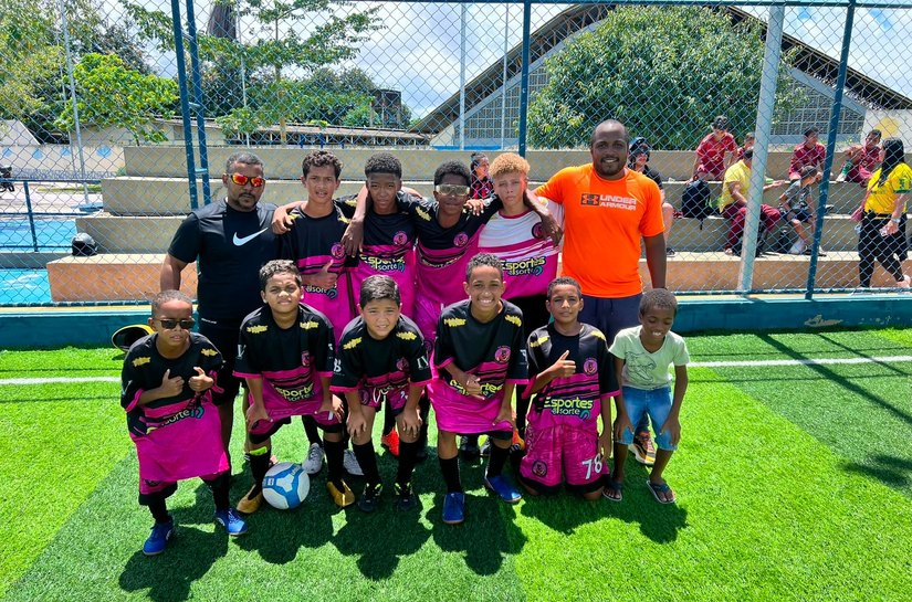 Projeto 'Meninos Bom de Bola' transforma a vida de crianças por meio do esporte e da educação no bairro do Prado