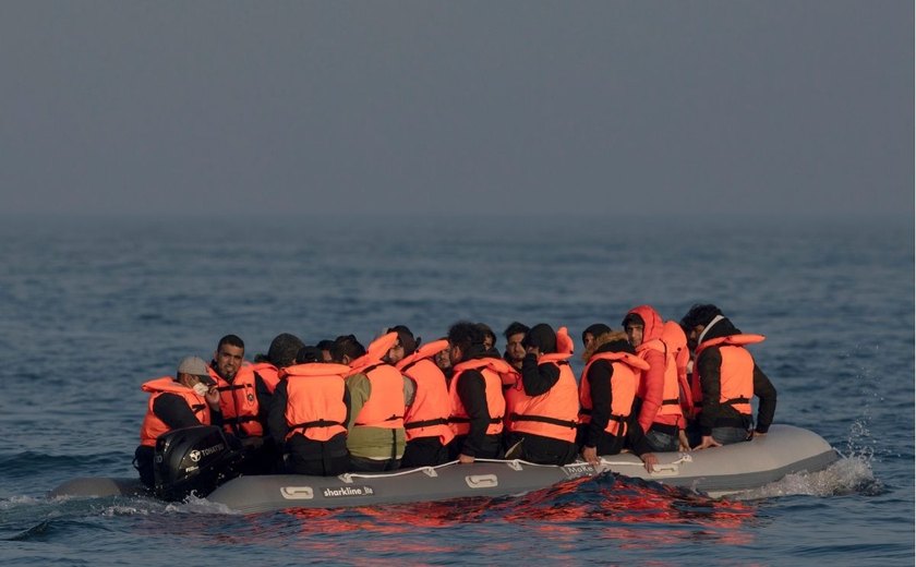Naufrágio com imigrantes no Canal da Mancha deixa ao menos 33 mortos