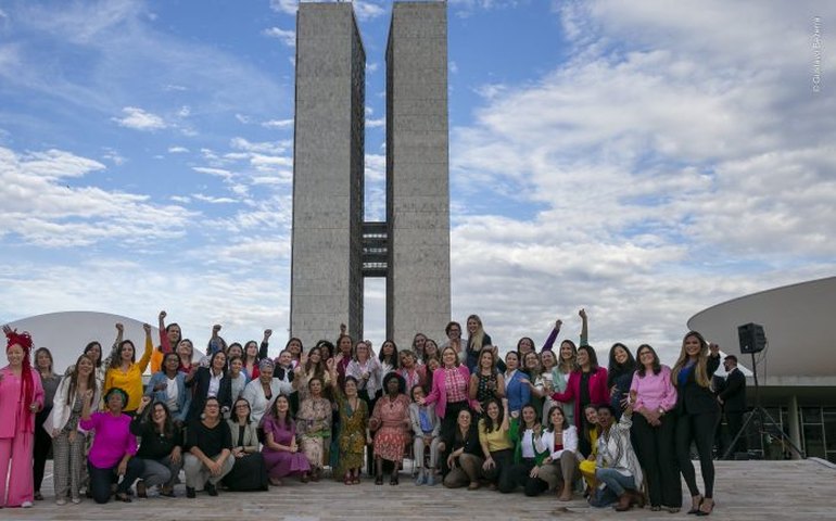 Deputadas recriam foto histórica da 'bancada do batom', feita na promulgação da Constituição de 88