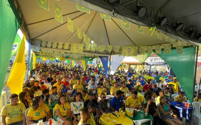 Arena Branquinha reúne centenas de pessoas na estreia do Brasil na Copa do Mundo