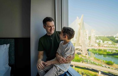 Hilton São Paulo Morumbi celebra o Dia dos Pais com churrasco especial e até 35% de desconto em hospedagens para um final de semana inesquecível em família