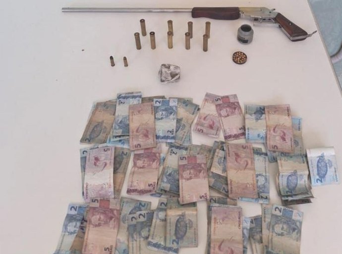 PM retira duas armas de fogo das ruas em ações no interior