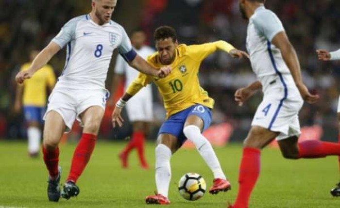 Neymar voltava muito para buscar o jogo. Foto: Ian Kington / AFP / LANCE!