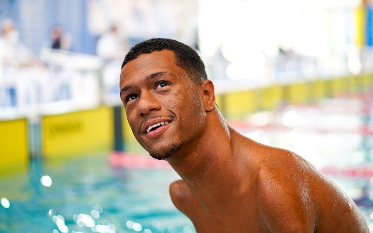 Gabriel Araújo fatura bicampeonato mundial nos 50 metros costas