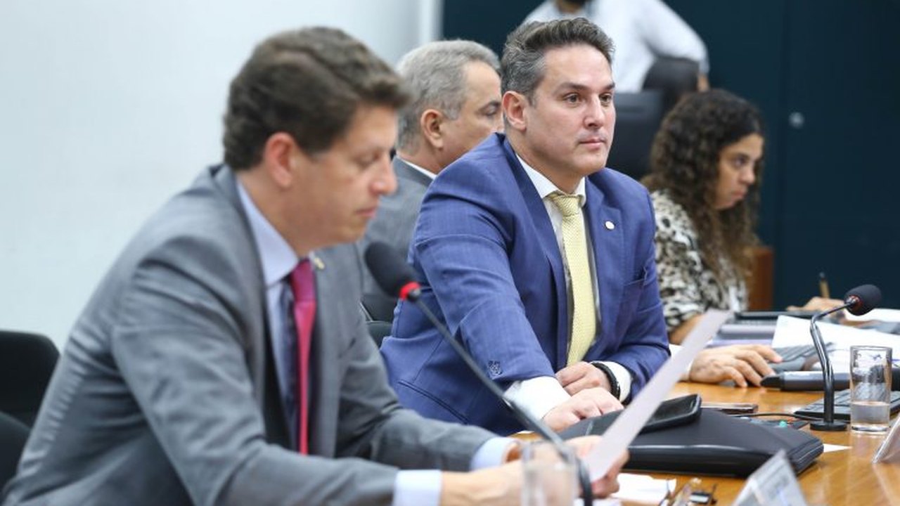 Encerrada sem votar relatório, CPI do MST motiva troca de acusações entre governistas e oposição
